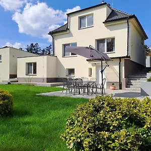 Apartment Apartmanovy Dum Se Zahradou V Klidne Casti Prahy, Prag